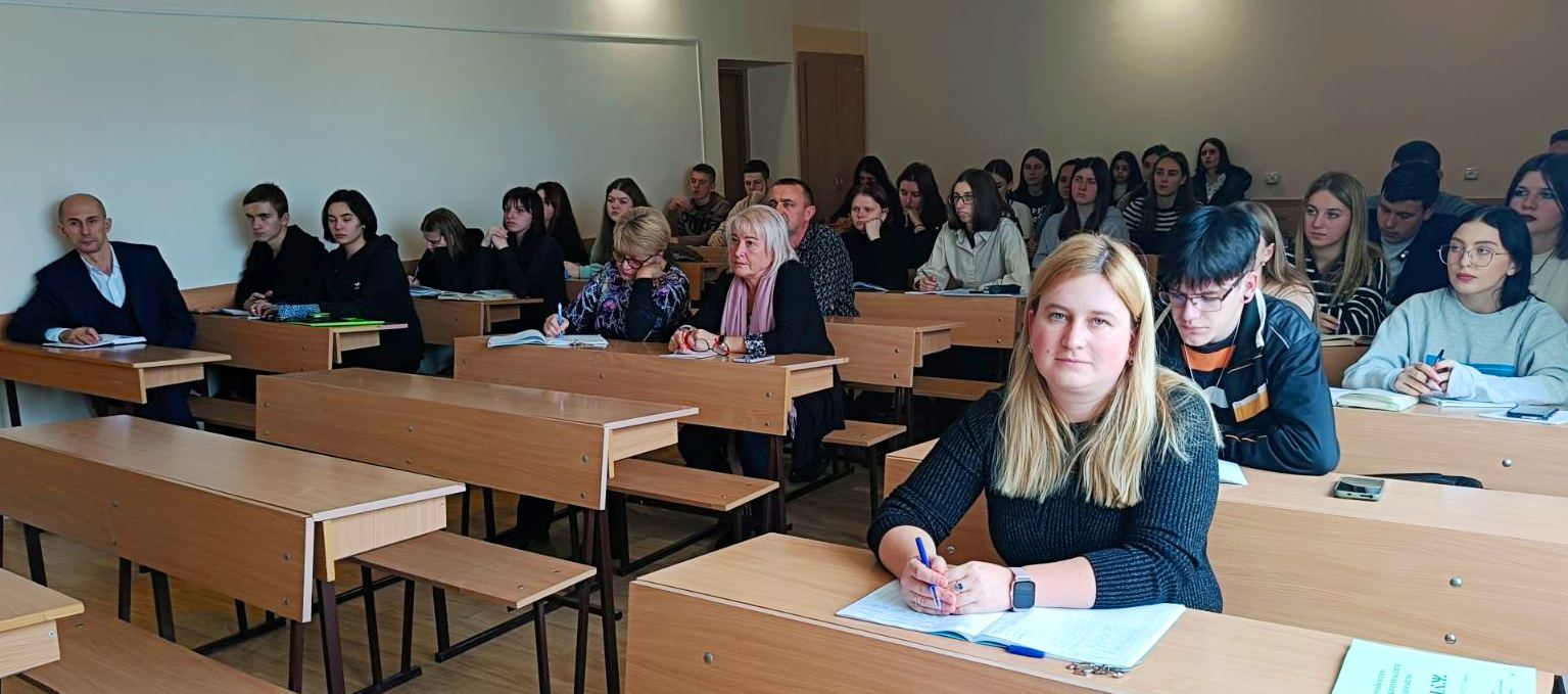 Студенти та викладачі у захопленні від лекції